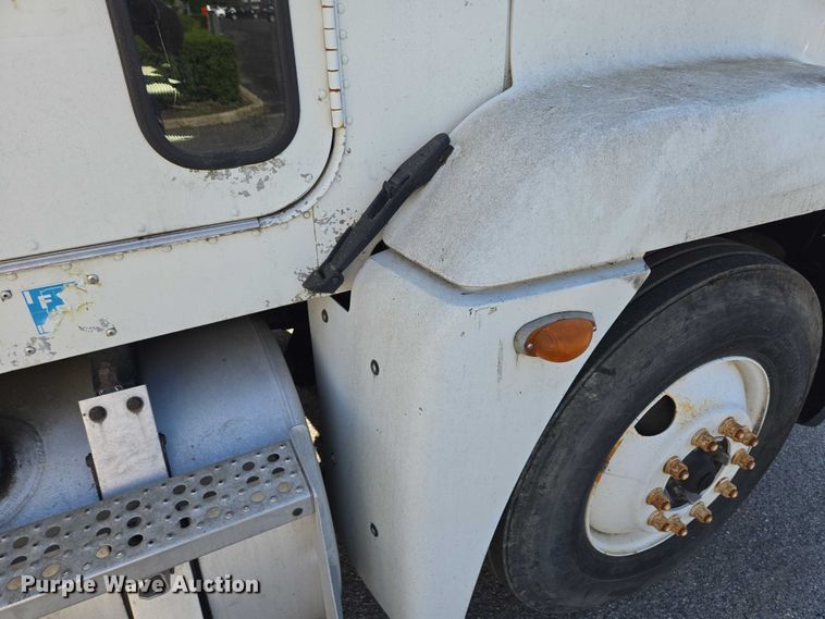 image for item EC4306 1999 Freightliner FLD120 semi truck