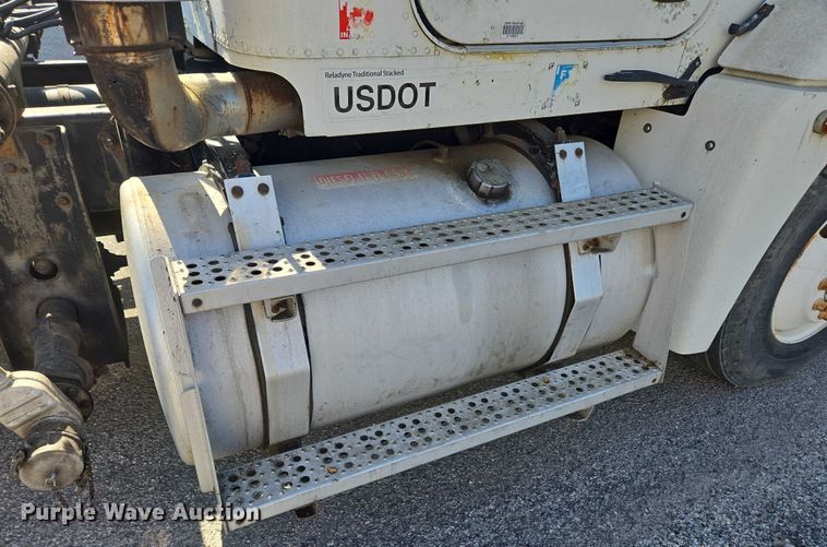 image for item EC4306 1999 Freightliner FLD120 semi truck