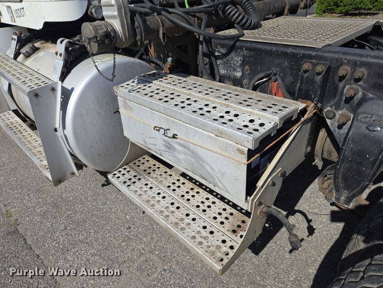 image for item EC4306 1999 Freightliner FLD120 semi truck