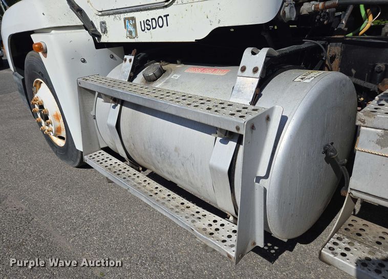 image for item EC4306 1999 Freightliner FLD120 semi truck