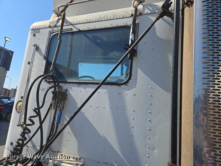 image for item EC4306 1999 Freightliner FLD120 semi truck