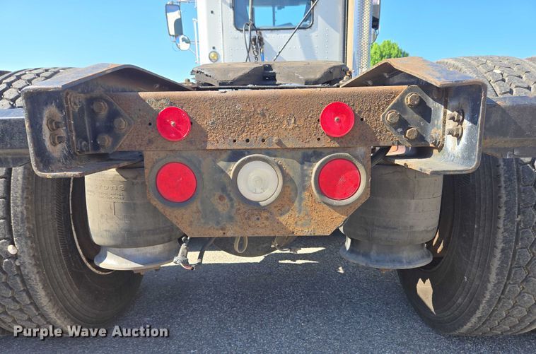 image for item EC4306 1999 Freightliner FLD120 semi truck