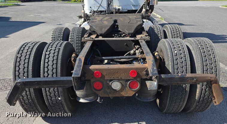 image for item EC4306 1999 Freightliner FLD120 semi truck