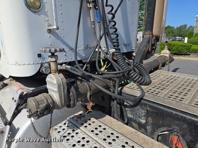 image for item EC4306 1999 Freightliner FLD120 semi truck