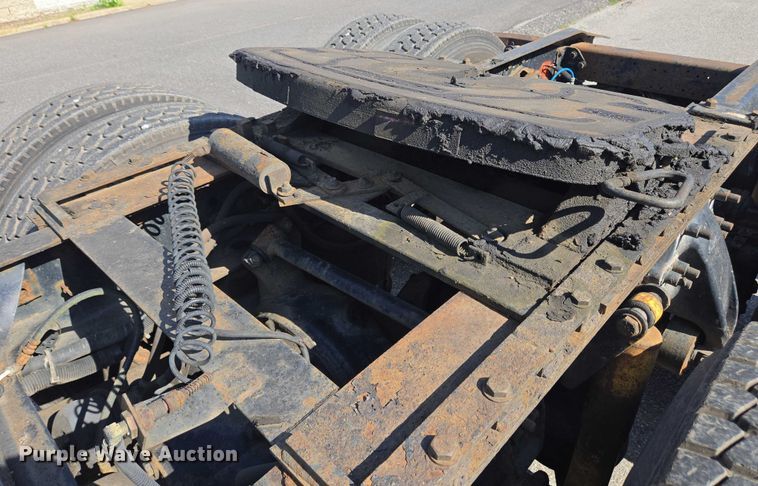 image for item EC4306 1999 Freightliner FLD120 semi truck