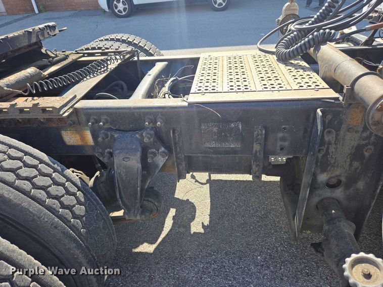 image for item EC4306 1999 Freightliner FLD120 semi truck