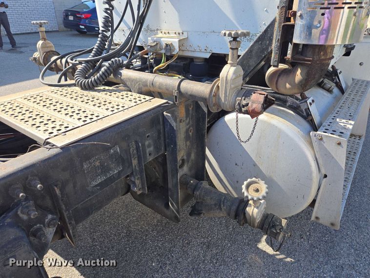 image for item EC4306 1999 Freightliner FLD120 semi truck