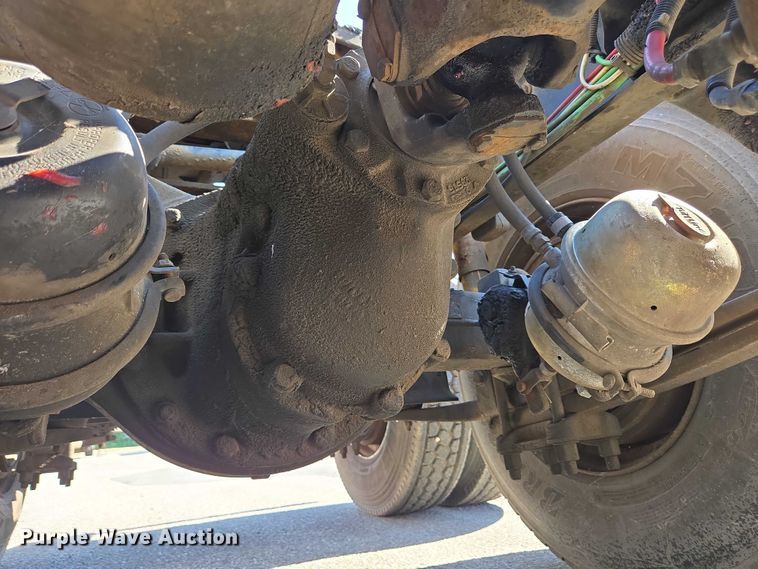 image for item EC4306 1999 Freightliner FLD120 semi truck