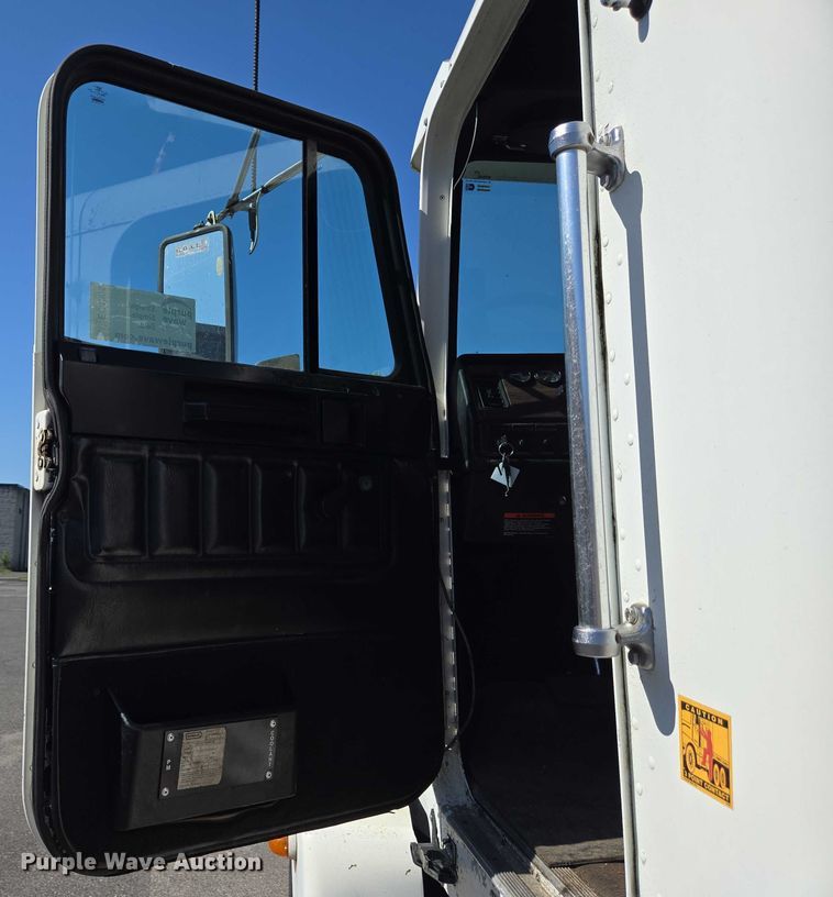 image for item EC4306 1999 Freightliner FLD120 semi truck