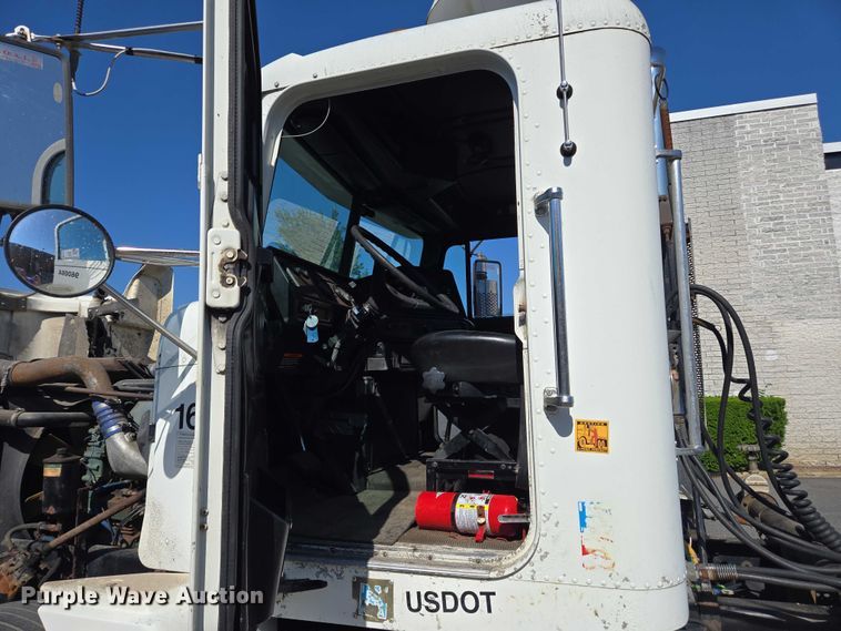 image for item EC4306 1999 Freightliner FLD120 semi truck