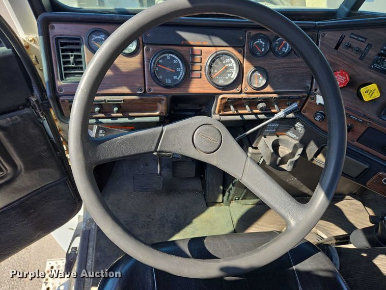 image for item EC4306 1999 Freightliner FLD120 semi truck