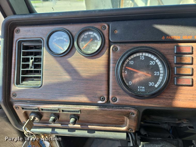 image for item EC4306 1999 Freightliner FLD120 semi truck