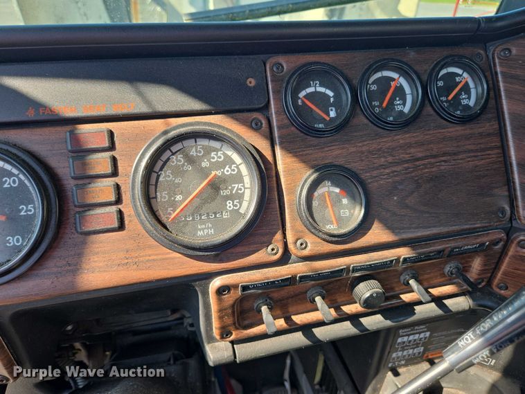 image for item EC4306 1999 Freightliner FLD120 semi truck