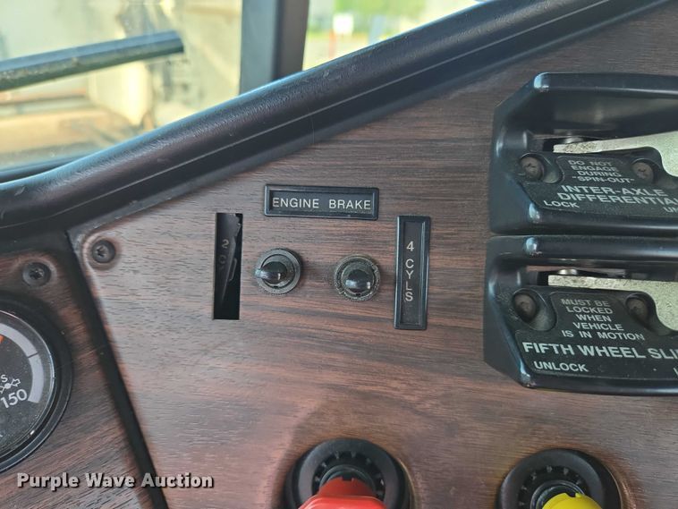 image for item EC4306 1999 Freightliner FLD120 semi truck