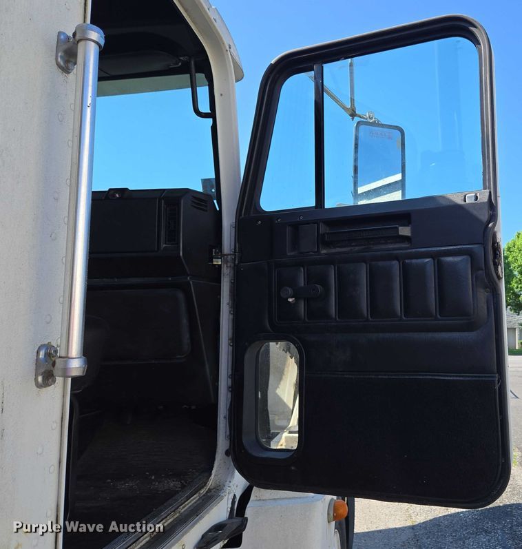 image for item EC4306 1999 Freightliner FLD120 semi truck