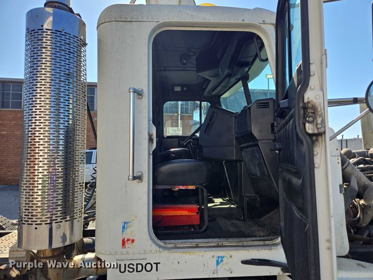 image for item EC4306 1999 Freightliner FLD120 semi truck