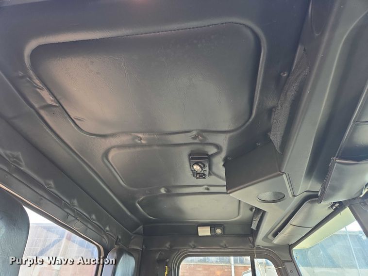 image for item EC4306 1999 Freightliner FLD120 semi truck