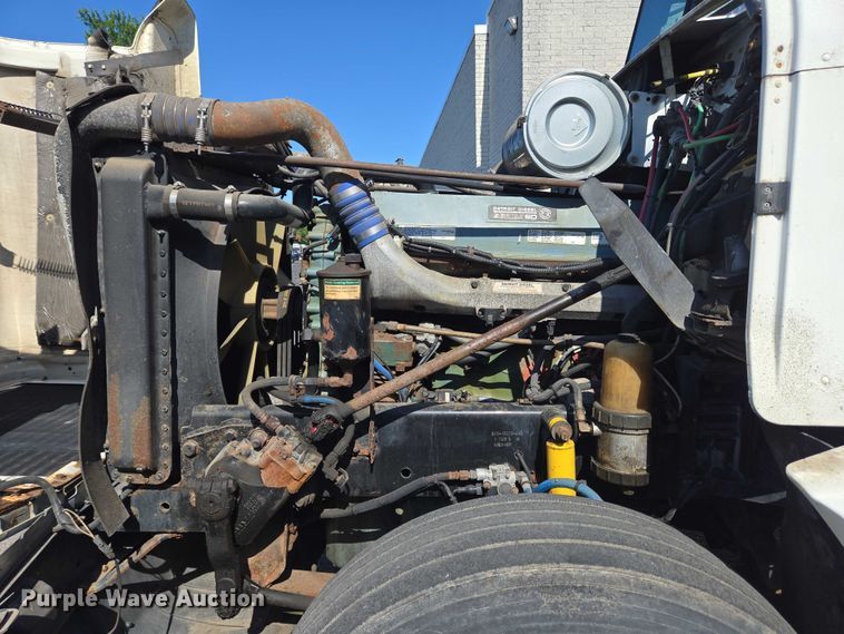 image for item EC4306 1999 Freightliner FLD120 semi truck