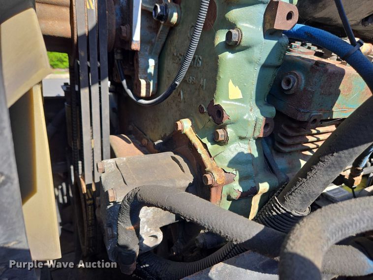 image for item EC4306 1999 Freightliner FLD120 semi truck