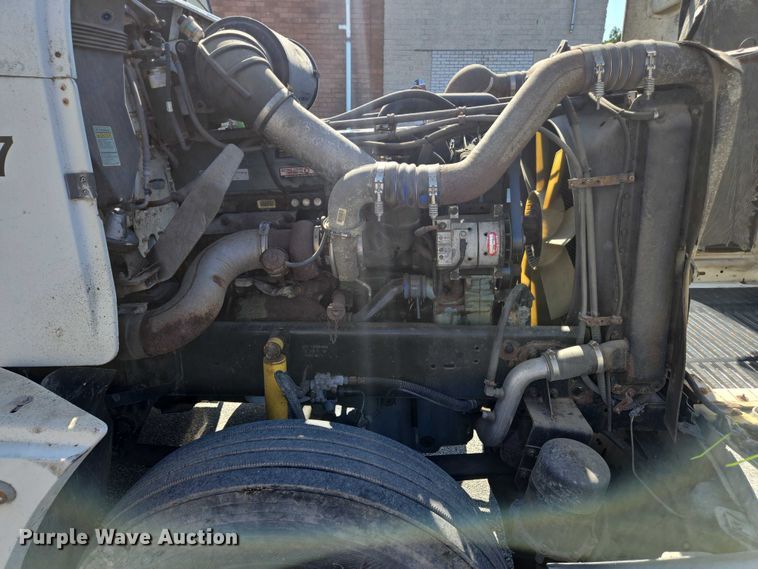 image for item EC4306 1999 Freightliner FLD120 semi truck