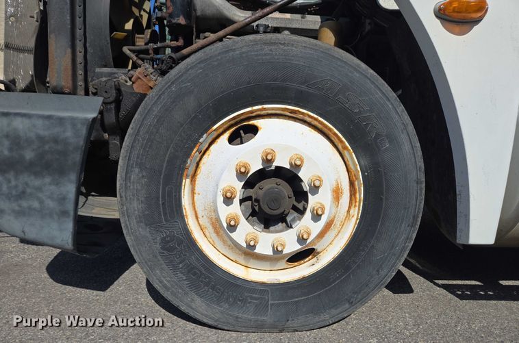 image for item EC4306 1999 Freightliner FLD120 semi truck