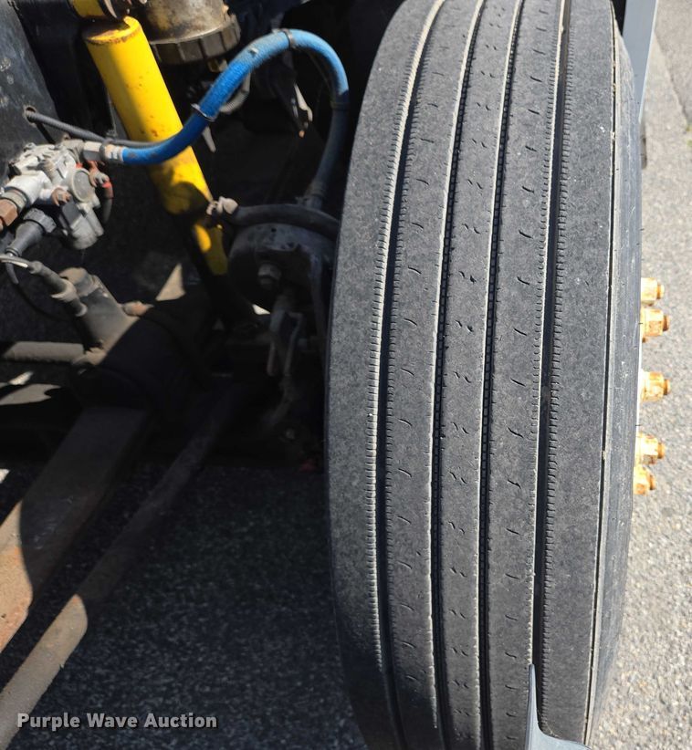 image for item EC4306 1999 Freightliner FLD120 semi truck