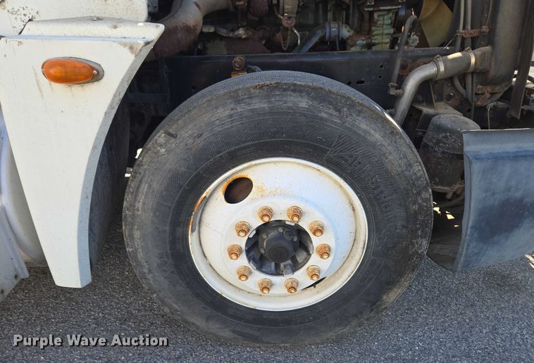 image for item EC4306 1999 Freightliner FLD120 semi truck