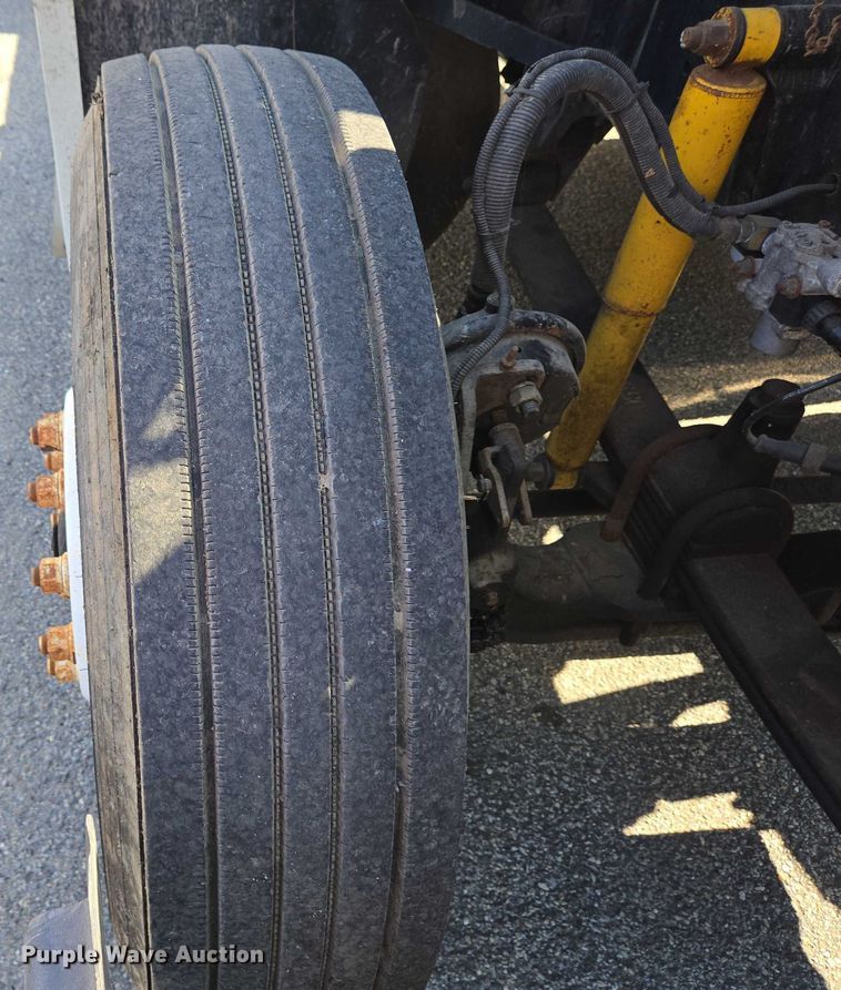 image for item EC4306 1999 Freightliner FLD120 semi truck