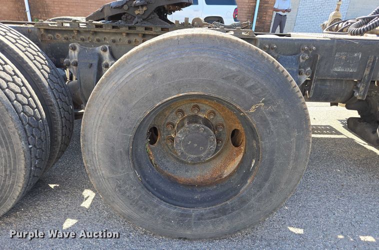 image for item EC4306 1999 Freightliner FLD120 semi truck