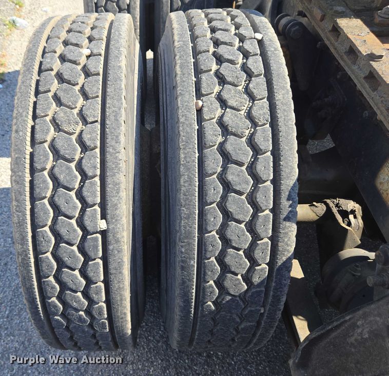 image for item EC4306 1999 Freightliner FLD120 semi truck