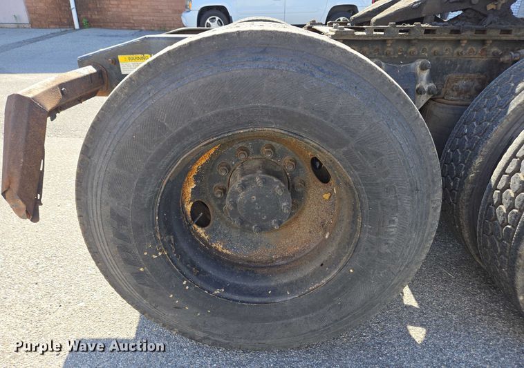 image for item EC4306 1999 Freightliner FLD120 semi truck