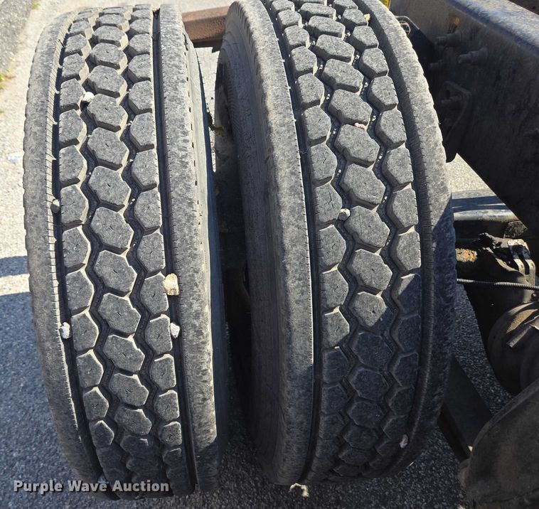 image for item EC4306 1999 Freightliner FLD120 semi truck