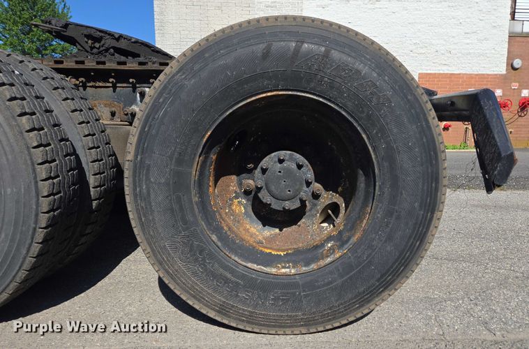 image for item EC4306 1999 Freightliner FLD120 semi truck