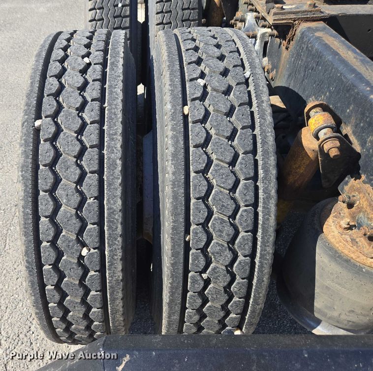 image for item EC4306 1999 Freightliner FLD120 semi truck