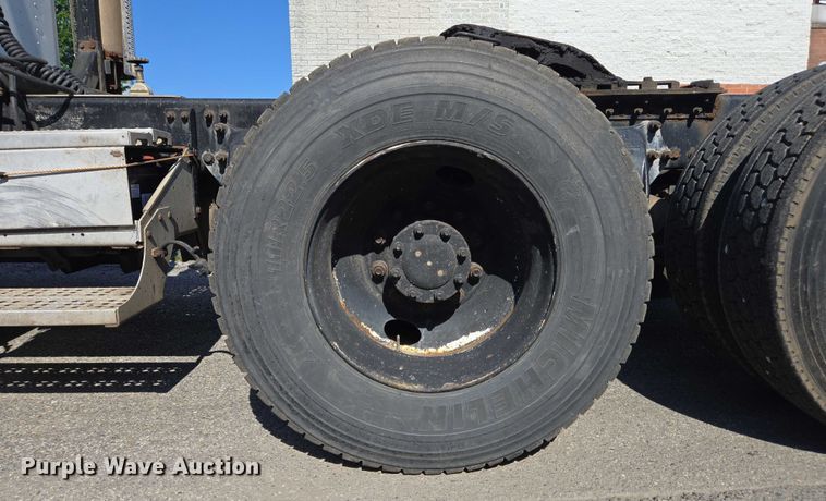 image for item EC4306 1999 Freightliner FLD120 semi truck