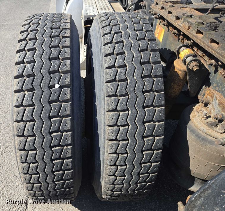 image for item EC4306 1999 Freightliner FLD120 semi truck