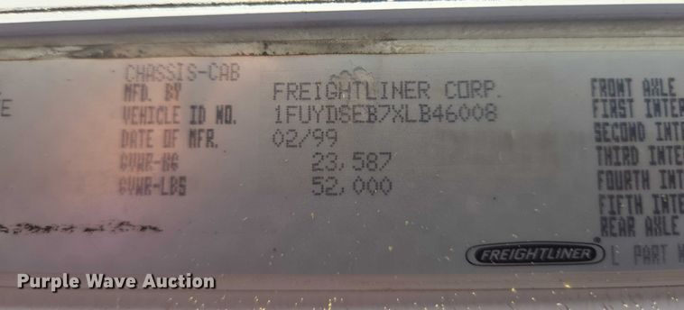 image for item EC4306 1999 Freightliner FLD120 semi truck