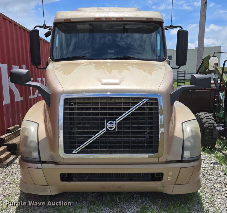 image for item EC4319 2006 Volvo Truck VNL semi truck