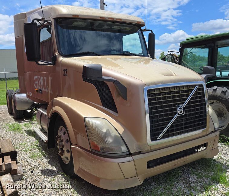 image for item EC4319 2006 Volvo Truck VNL semi truck