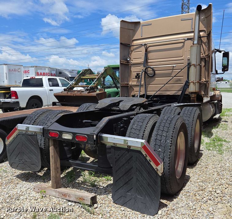 image for item EC4319 2006 Volvo Truck VNL semi truck