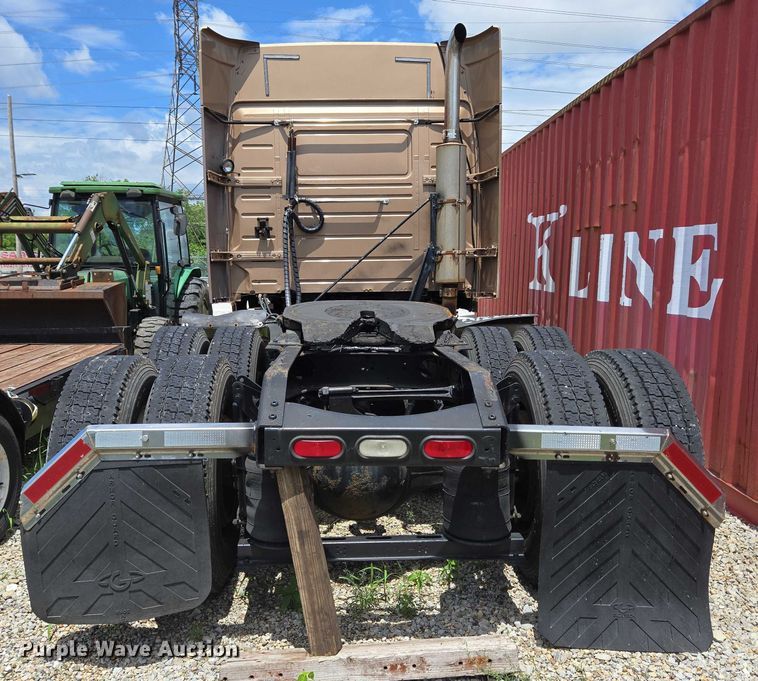 image for item EC4319 2006 Volvo Truck VNL semi truck