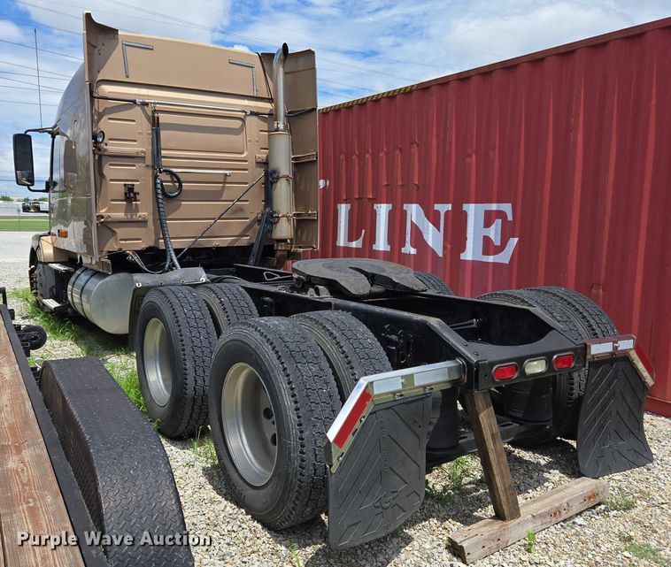 image for item EC4319 2006 Volvo Truck VNL semi truck