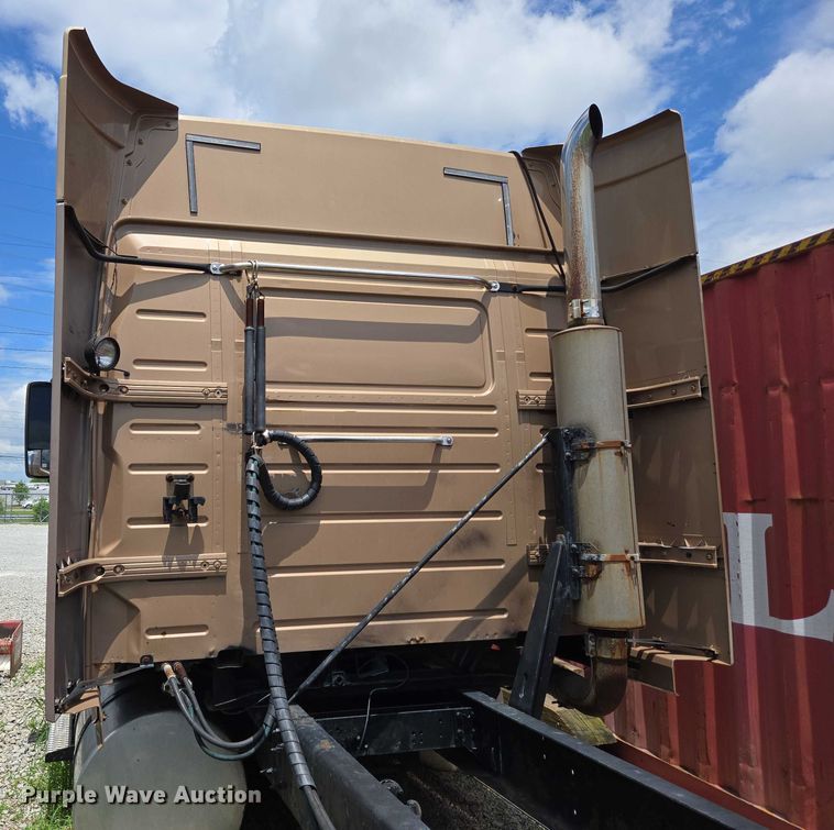 image for item EC4319 2006 Volvo Truck VNL semi truck