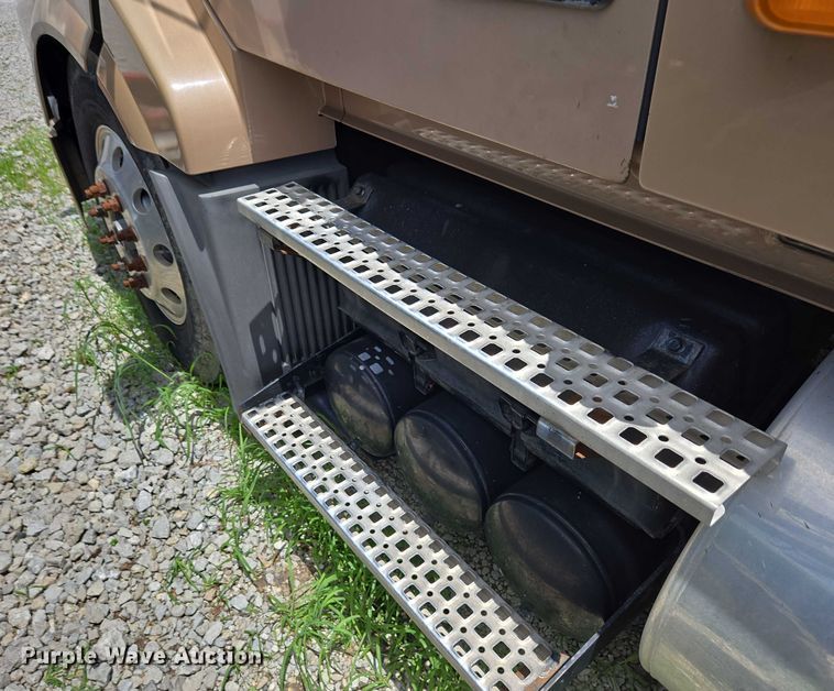 image for item EC4319 2006 Volvo Truck VNL semi truck