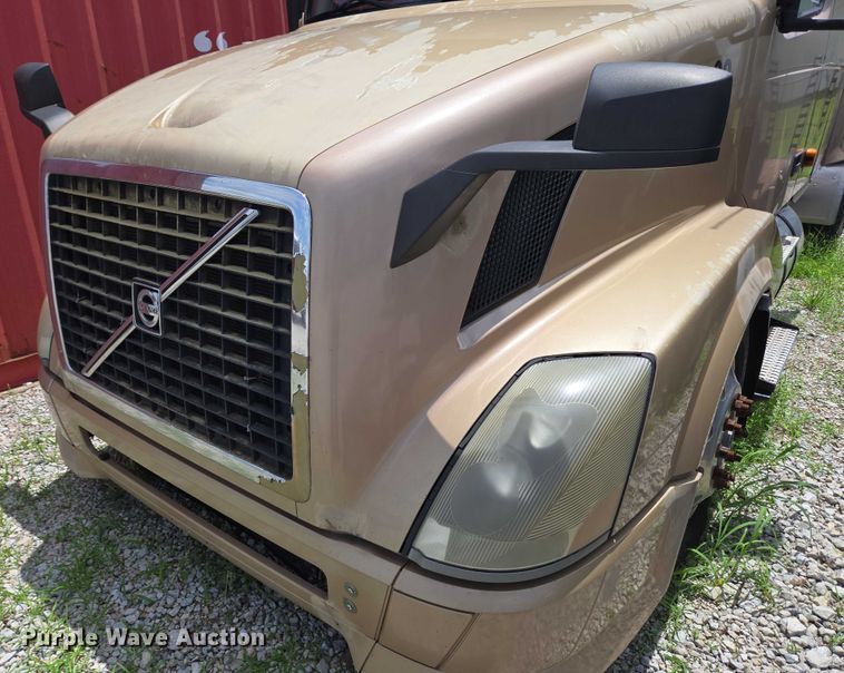 image for item EC4319 2006 Volvo Truck VNL semi truck