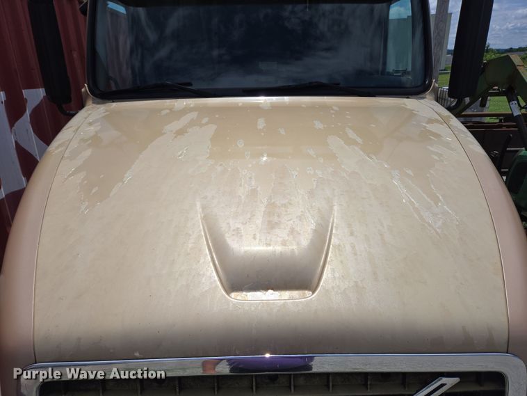 image for item EC4319 2006 Volvo Truck VNL semi truck