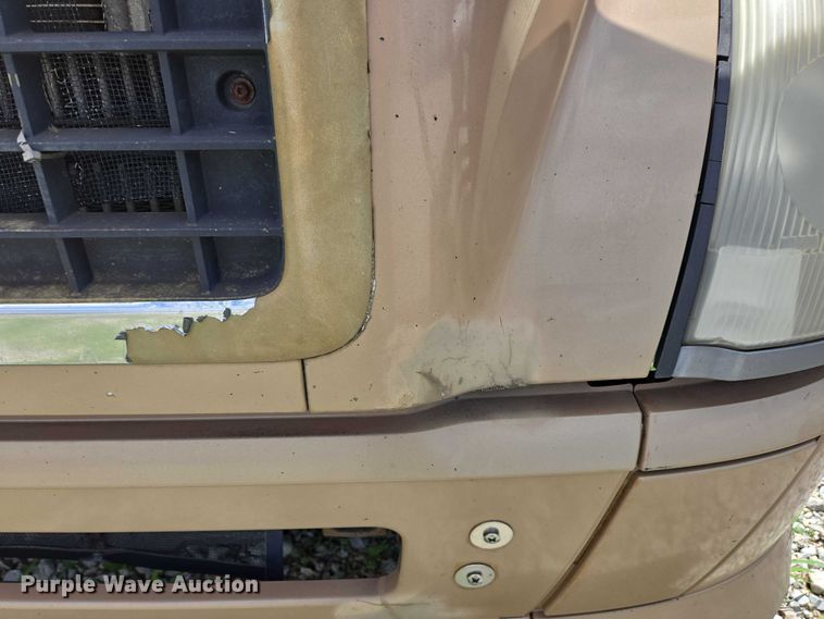 image for item EC4319 2006 Volvo Truck VNL semi truck