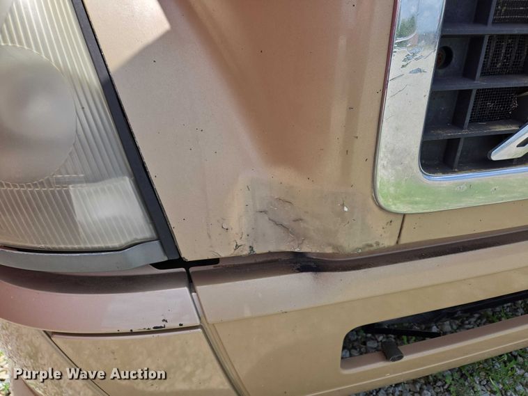 image for item EC4319 2006 Volvo Truck VNL semi truck