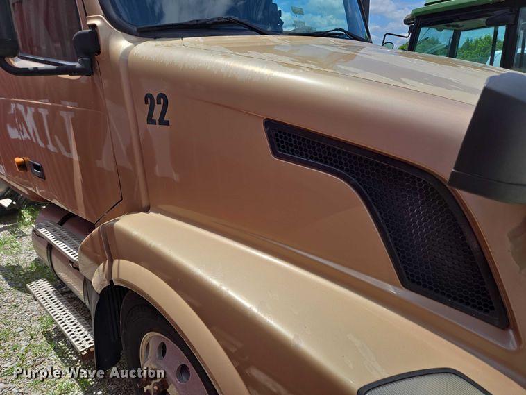 image for item EC4319 2006 Volvo Truck VNL semi truck