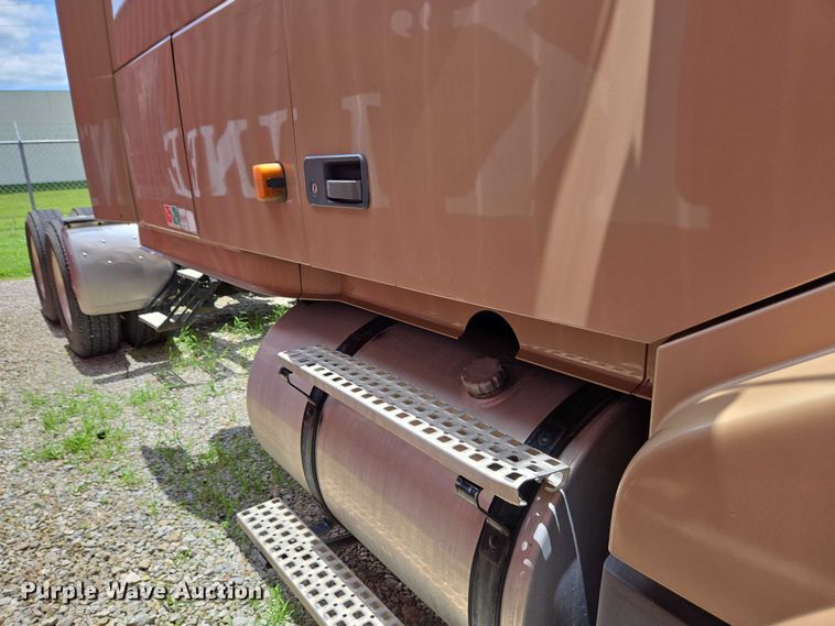 image for item EC4319 2006 Volvo Truck VNL semi truck